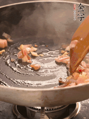 熱油爆香大蒜粒，煸香咸肉丁，淋一勺黃酒調(diào)味。