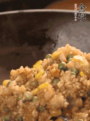 再下糯米，1勺蠔油、2勺生抽調(diào)味翻炒均勻。