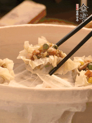 包好的燒賣放在蒸籠上，水開后蒸8分鐘左右。