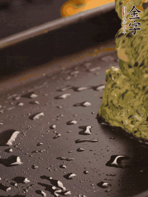 熱鍋擦一下油，下面糊攤平。
