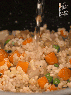 把食材轉(zhuǎn)移到電飯鍋中，倒入點清水，正常煮飯。