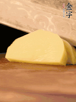 土豆去皮切丁。水開(kāi)后，放入鍋中煮2-3分鐘，撈出瀝干水分。