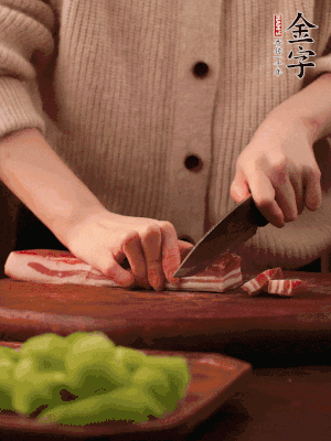 金字淡咸肉切片，冷水入鍋，加姜片、料酒略焯水。同步，五花肉切塊焯水。