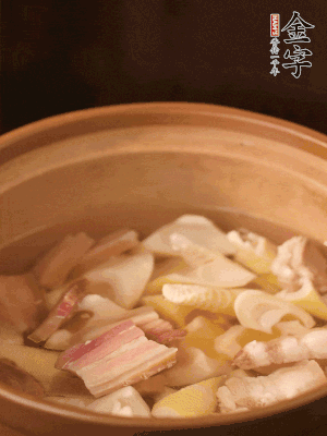 春筍、咸肉、咸肉一起入砂鍋，加姜片、料酒、清水大火煮沸到湯色變白。轉(zhuǎn)小火慢篤半小時(shí)。