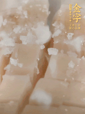 鮑魚中加點鹽、蠔油抓拌一下。