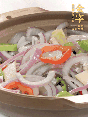 砂鍋底鋪上香菜，放上料頭，再放上焯過水的鮑魚殼。