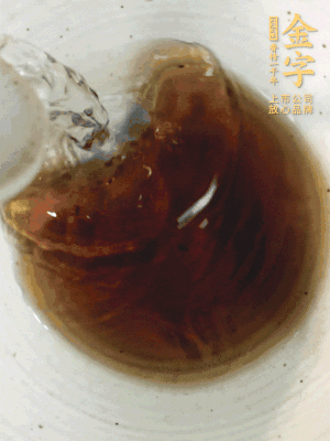 黃酒中加清水、蒸魚豉油、白砂糖混合均勻。