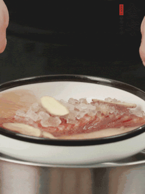 置于盤中，加冰糖100g、黃酒100g、水200g，上鍋蒸20分鐘。