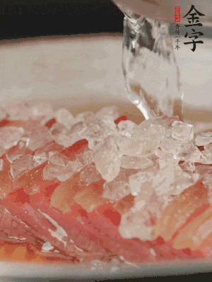 依舊放上冰糖100g、黃酒100g、水200g，鍋中再蒸15分鐘。