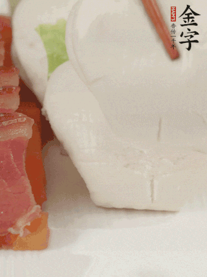 生菜切段，放入荷葉夾。