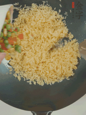 下豌豆粒、胡蘿卜粒、玉米粒。（買現(xiàn)成冷凍的雜菜即可，非常方便）