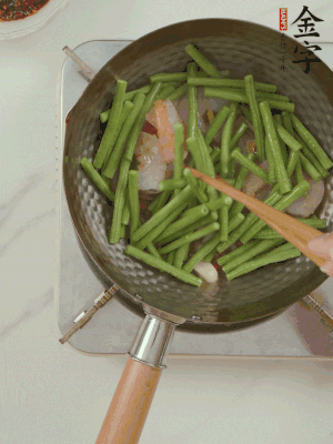 下掰好的缸豆段翻炒，略燜煮。