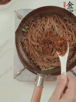 下蕎麥面，淋上少許醬油，加2勺金字火腿大師醬略翻炒即可。