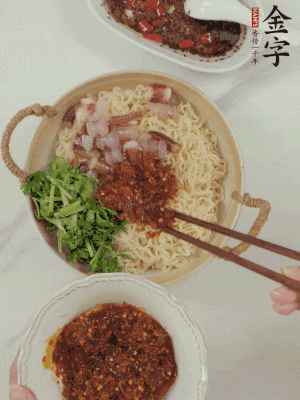 在面上鋪魷魚、香菜、金字火腿大師醬。