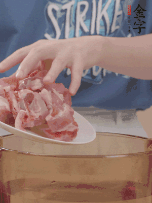 排骨剁小塊，加姜片、料酒沸水下鍋焯水。