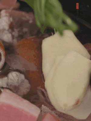 加姜片、蔥結(jié)、料酒。