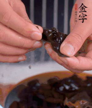 木耳冷水泡發(fā)，處理成小塊。（如果是小木耳就不用切了）