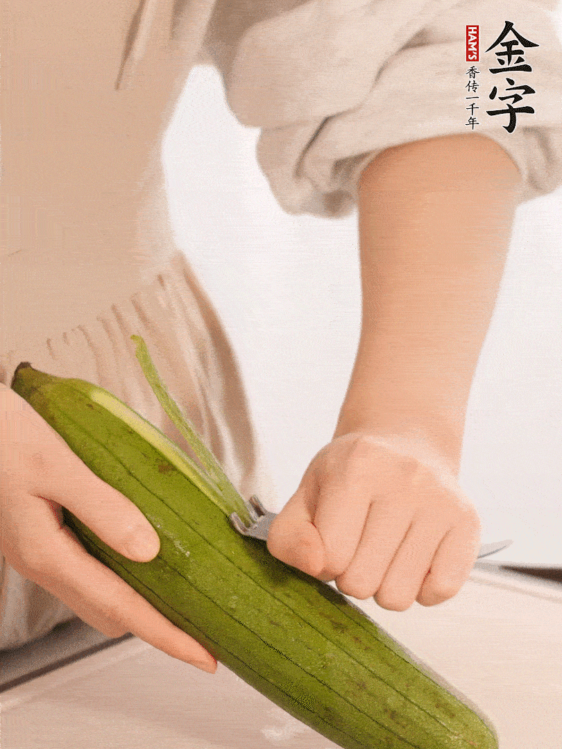 絲瓜去皮切滾刀塊用鹽殺一下水分洗凈。