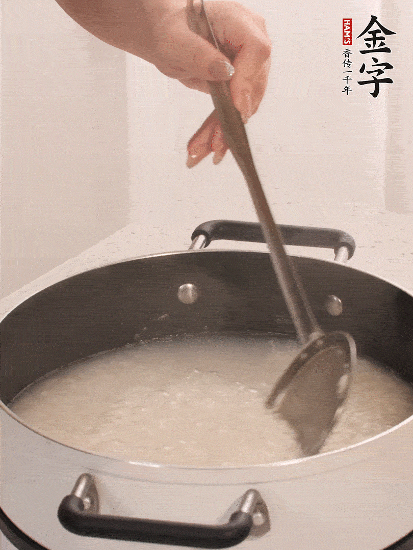 香菇、土豆、胡蘿卜、金字土香腸切小塊。