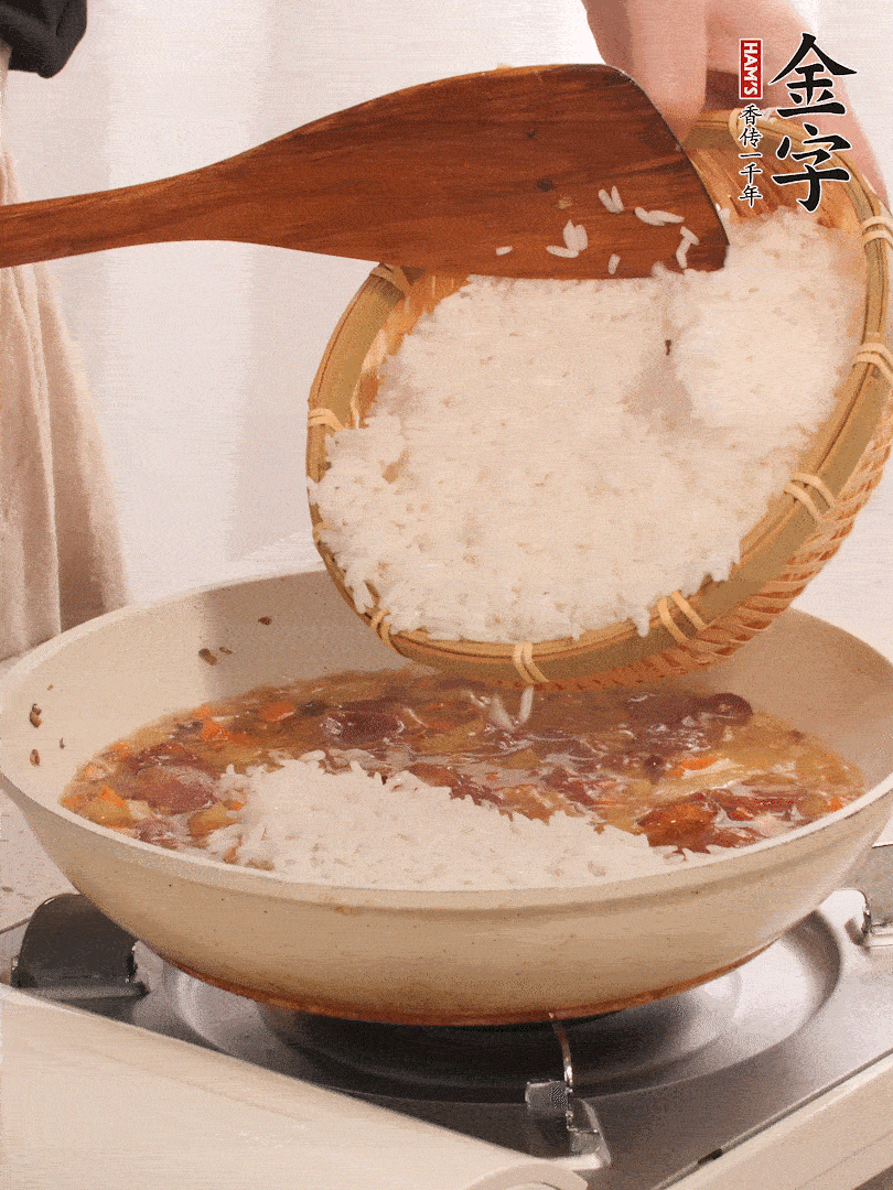 熱鍋燒油，香腸煸出油，加姜片去腥，加土豆、胡蘿卜、香菇翻炒到半熟，隨后加豆角、2小勺鹽、1大勺生抽，煸炒均勻。