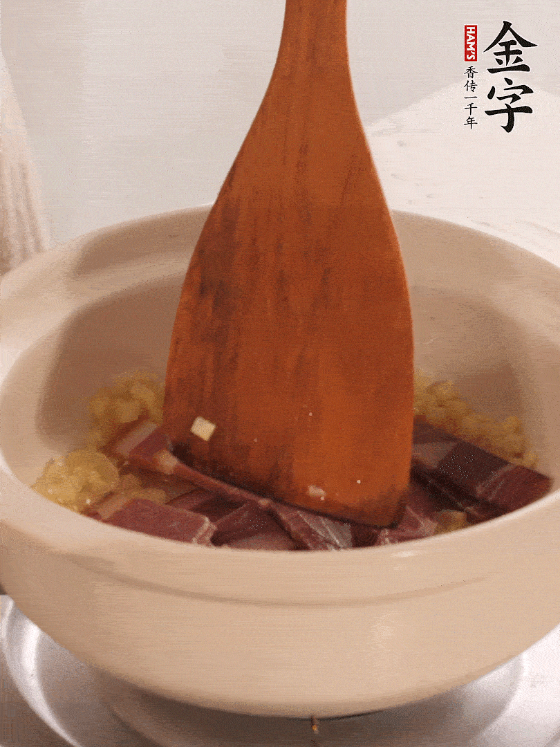加熱水，加入白菜蓋上蓋子煨煮3分鐘。