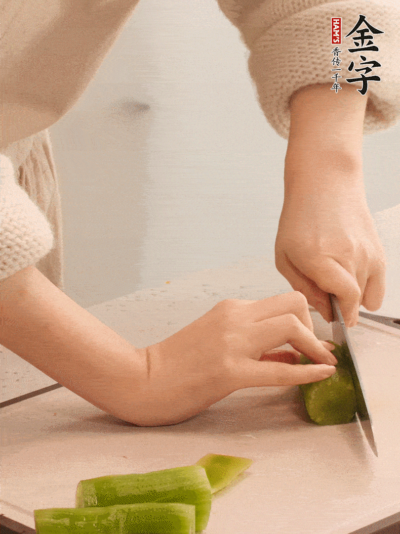 萵筍和白蘿卜用擦絲器擦成細絲。