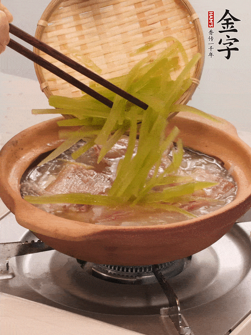 放入白蘿卜絲繼續(xù)炒軟炒至透明狀。