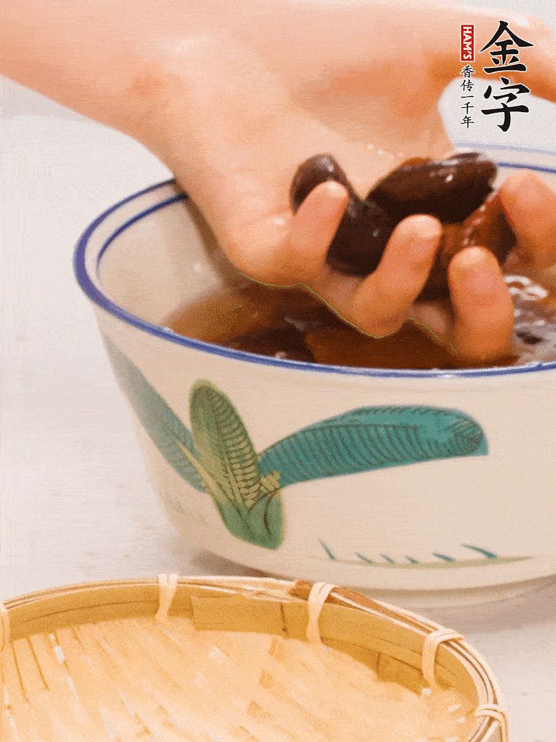 干香菇提前泡發(fā)切片，泡香菇水留著備用。