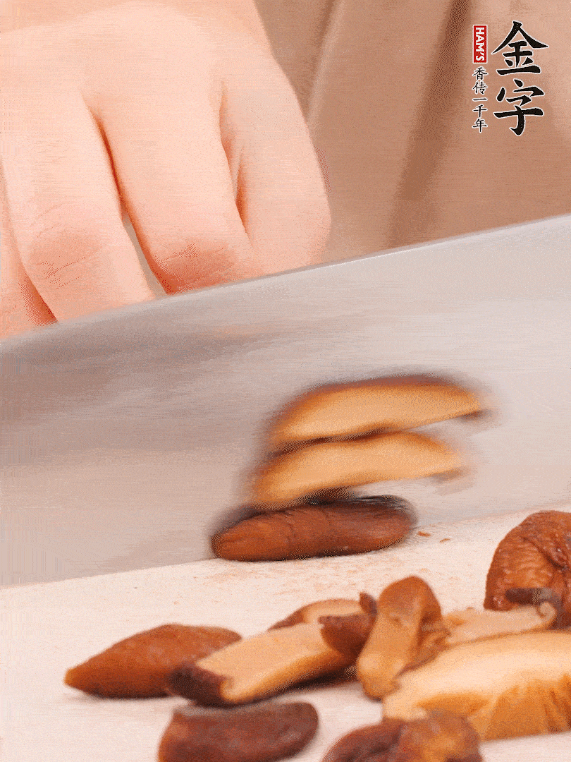 干香菇泡發(fā)，切成小塊。