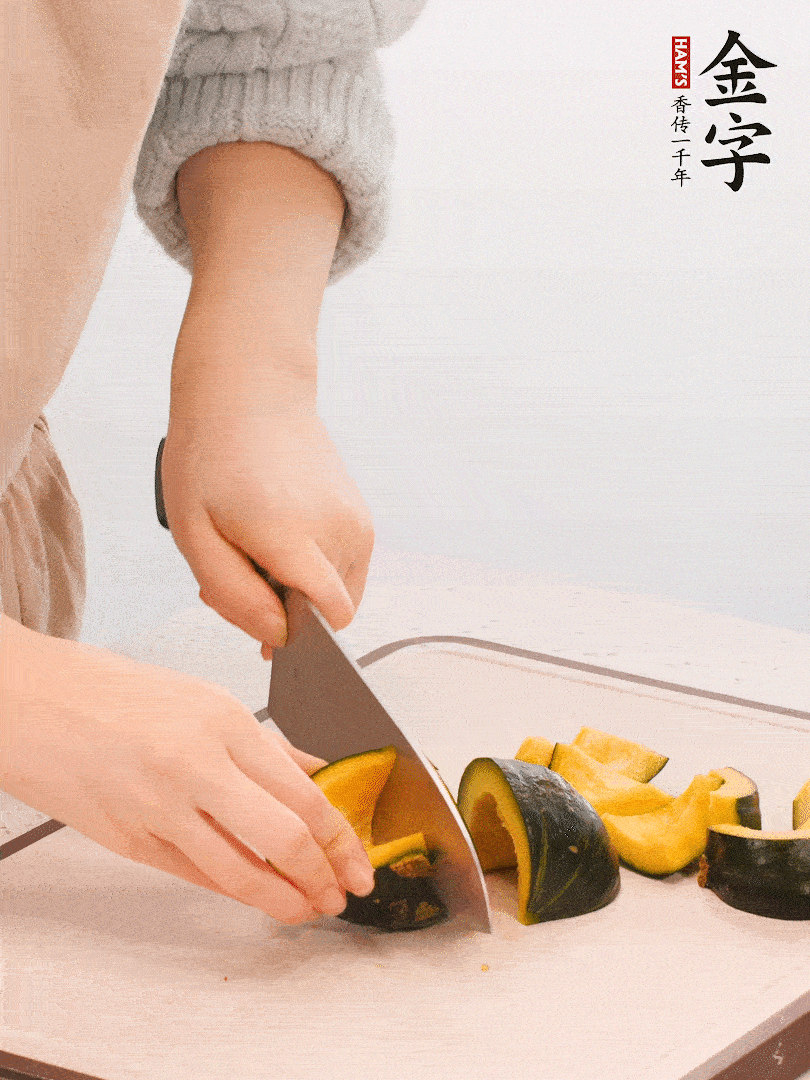 貝貝南瓜切小塊，生姜切成姜絲。