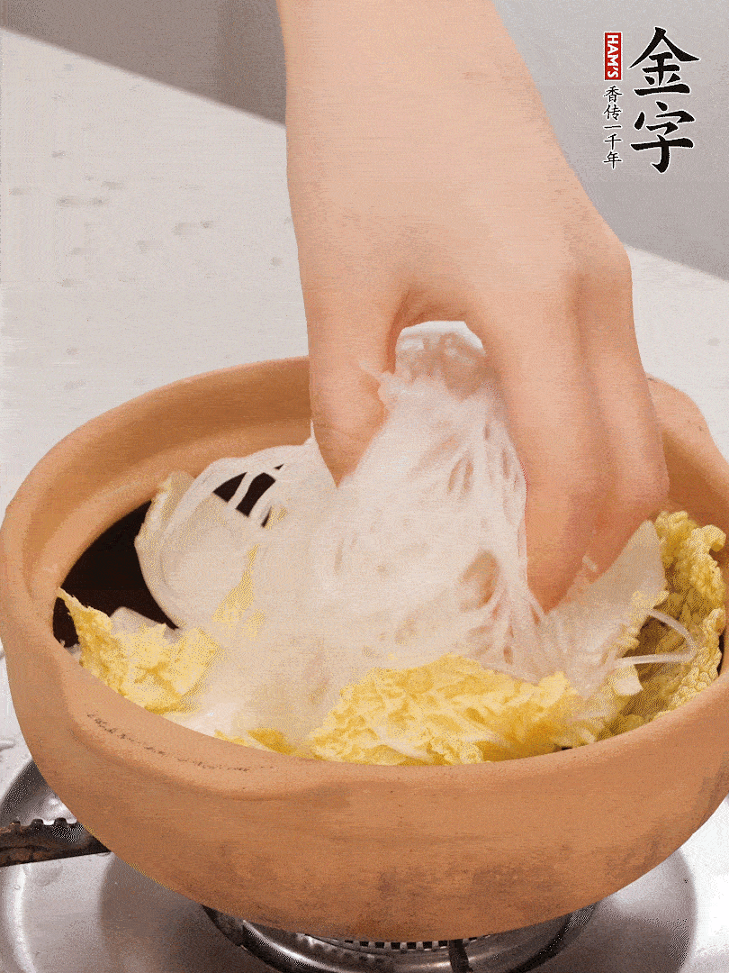 放入提前泡軟的粉絲，蓋上蒜蓉醬汁