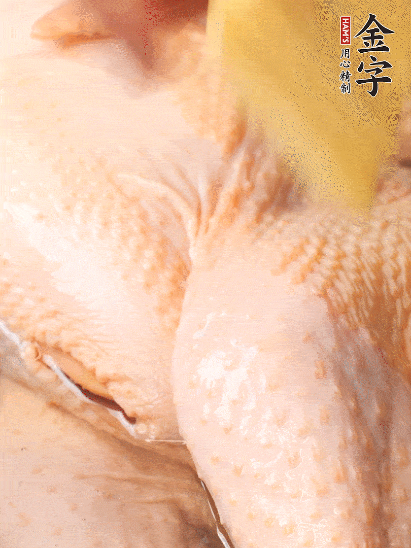 老母雞去頭去尾，斬去雞爪。冷水入鍋，加料酒、蔥姜焯水，煮出浮沫后撈出，用清水洗凈
