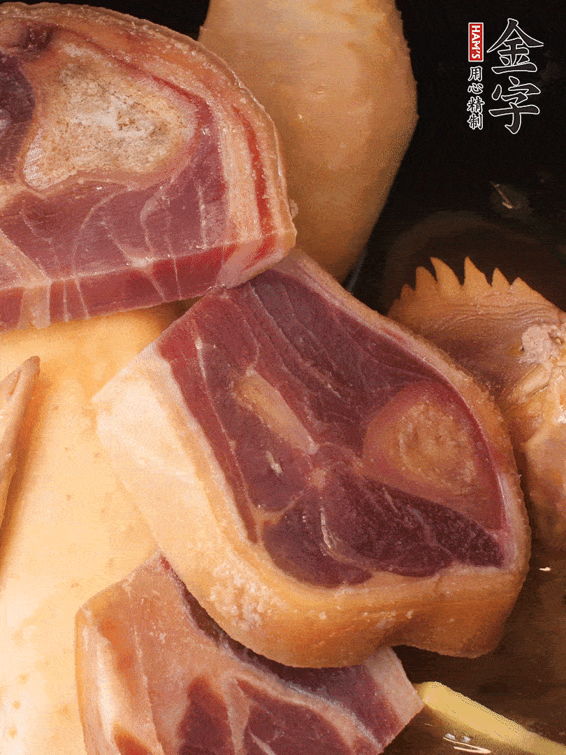 火踵、老母雞加蔥、姜、料酒、清水，大火燒開后轉小火，燉1小時