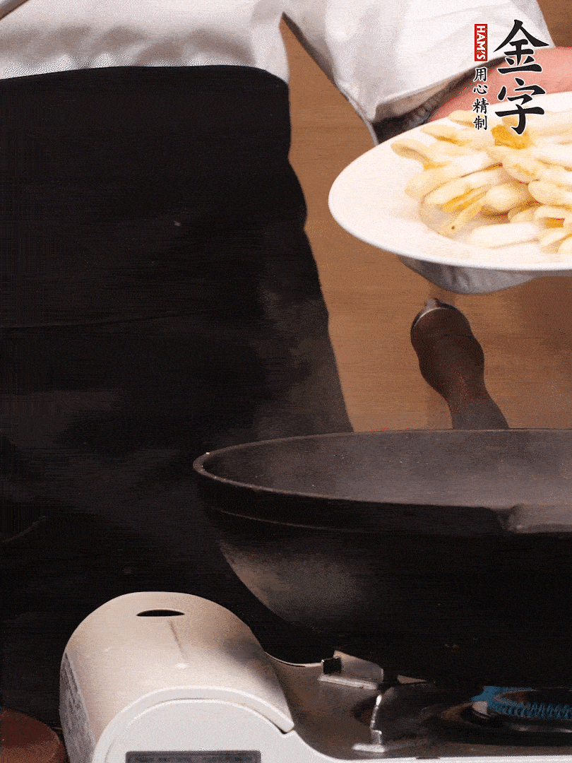 鍋中少許油，下花生芽