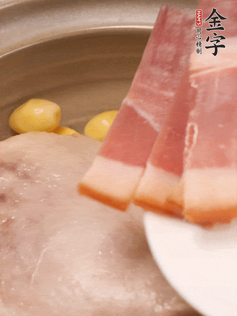 鴨肉、白果、火腿、生姜一起放入砂鍋，清水沒(méi)過(guò)食材，大火燉煮1小時(shí)