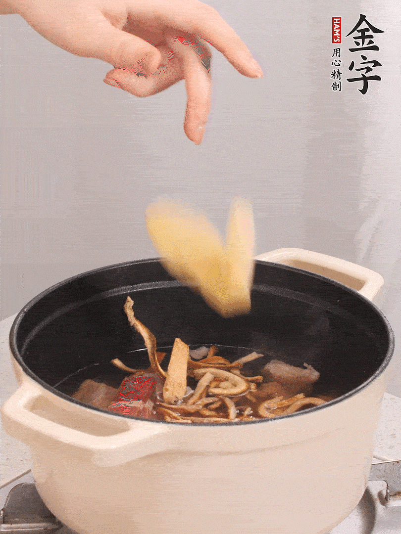 鍋中放牛腩、火腿，然后放入比食材多3倍的水；再放橘子皮、姜片、白胡椒粒燉煮90分鐘