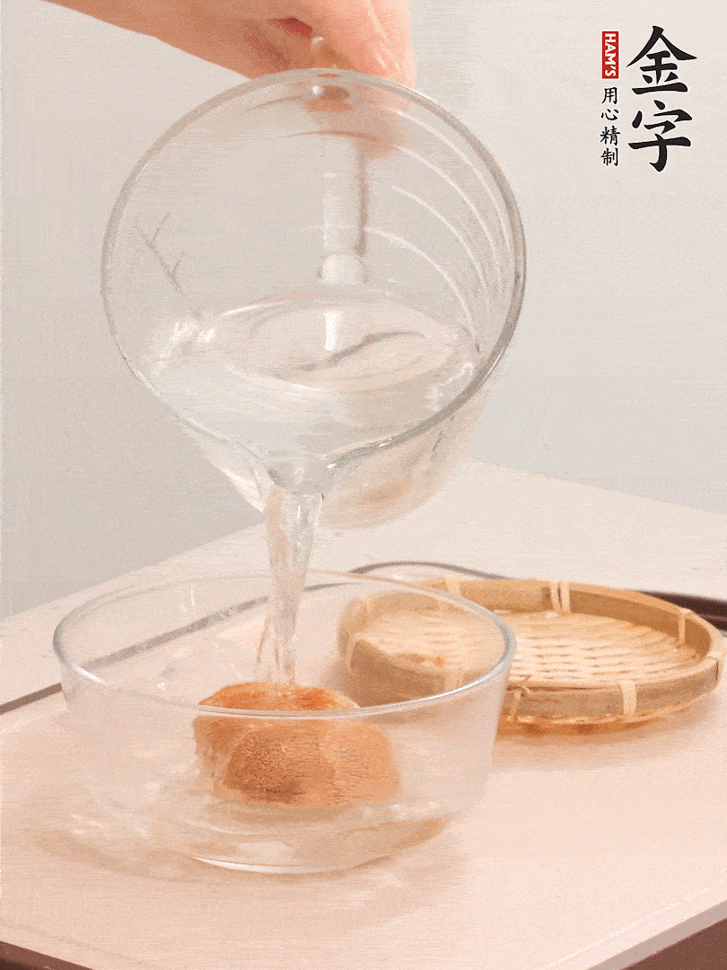 猴頭菇至少泡發(fā)半小時(shí)，將浸泡后的黃水?dāng)D干；
