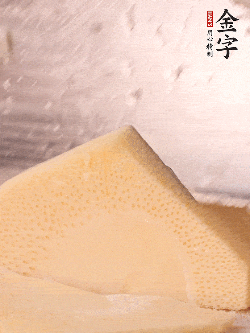 冬筍處理干凈，切滾刀塊，開(kāi)水焯燙去除澀味