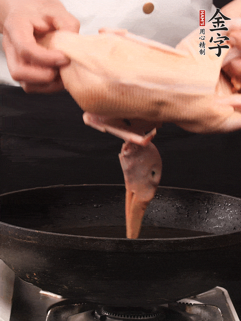 處理干凈的老鴨1只，黃酒小半碗，姜幾片，一起放入冷水，煮沸焯水3分鐘，去除血沫