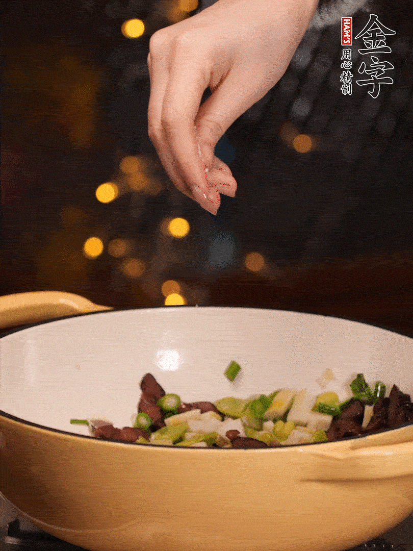 可以加點點水，再加菜苔，加點鹽、味精調(diào)味
