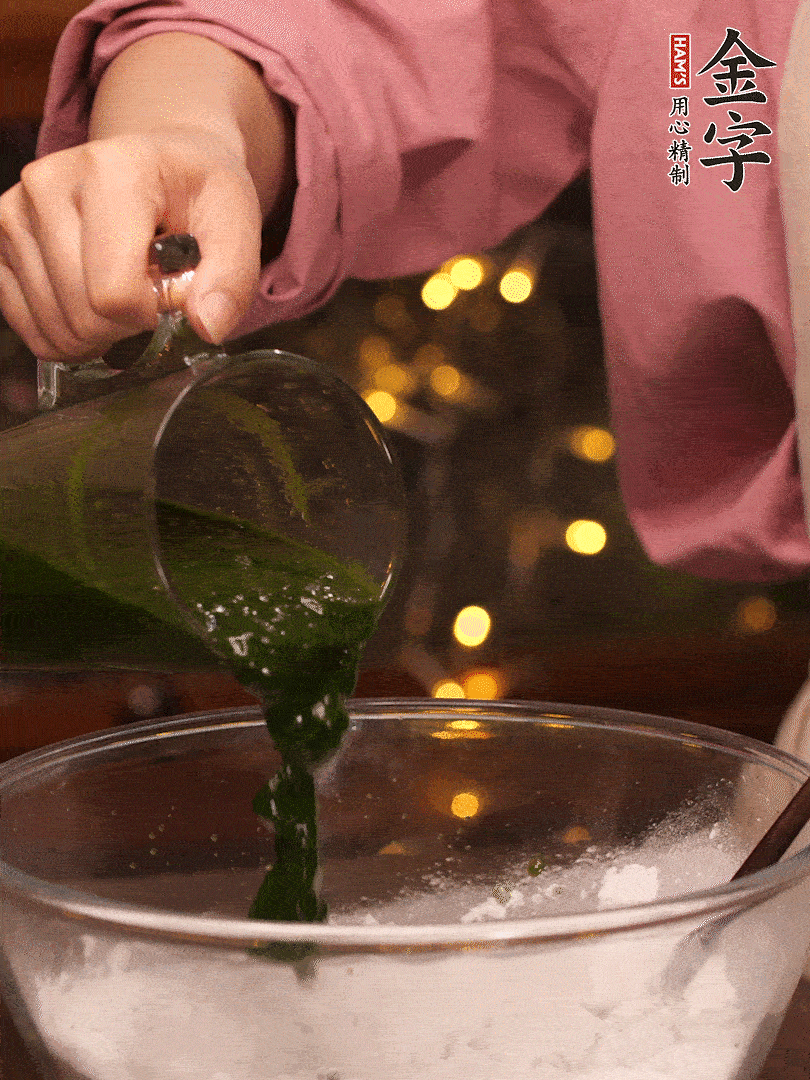清明粿粉，分次加艾草泥，加點(diǎn)油揉2分鐘