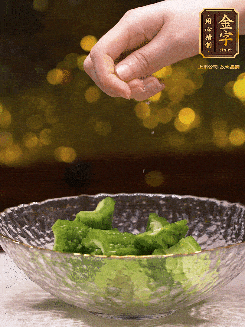 處理好的苦瓜切段（5cm），加點(diǎn)鹽鹽腌一下，去除一下苦味