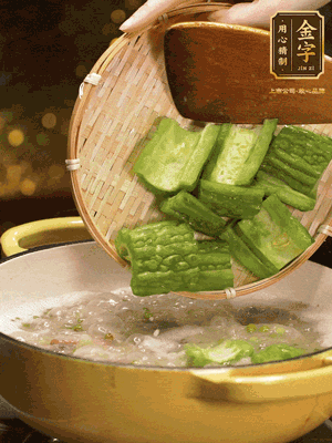 倒入熱水，和泡開(kāi)的綠豆（連水）和火腿片，大火燒開(kāi)燉一個(gè)小時(shí)