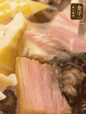 倒入滾燙的熱水，燉煮20分鐘，湯濃汁白