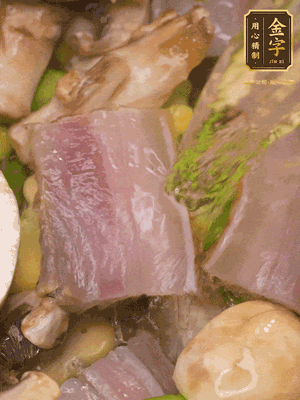 開(kāi)蓋，放入河蝦繼續(xù)燜煮5分鐘