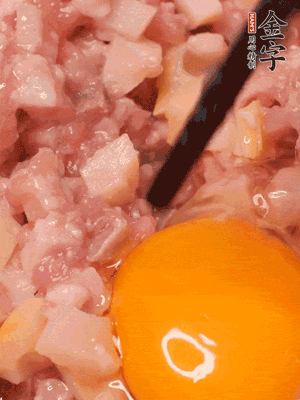 豬肉末、咸肉丁，分次加蔥姜水，一勺糖、一丟白胡椒，春筍丁，打入一個(gè)雞蛋