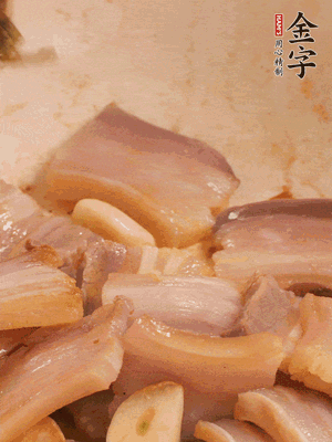 加入雪菜、咸肉冬筍 炒出香味