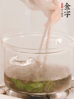 香椿焯水，變色后撈出，切成小段