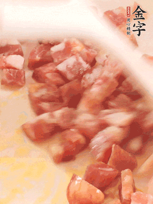 香腸炒出油脂，加入蠶豆煸炒