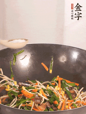 炒合菜：金字醬油肉、綠豆芽、韭菜